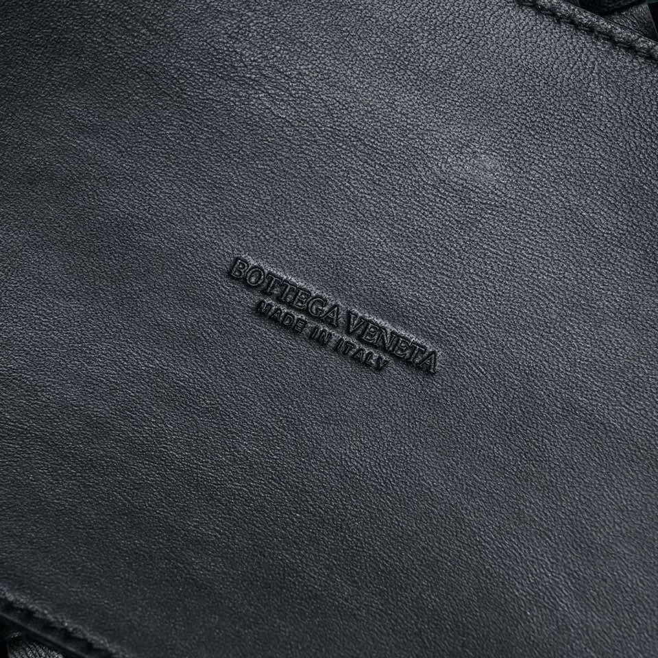Batch 2060 Ready in stock BV’s iconic bag “CABAT” returns (medium size 32) One of the most popular bag series “CABAT” is now reappearing in a new style with special elements added. • Seamless double-sided woven unlined structure, soft texture, foldable, and can maintain its shape without deformation when empty. Size: 48*15*25cm, bottom 32, model: 5212#
